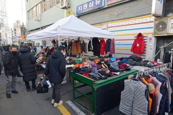 다양한 옷가지들을 판매하는 동묘구제시장 /사진=유튜브 '포시코' 다양한 옷가지들을 판매하는 동묘구제시장 /사진=유튜브 '포시코'