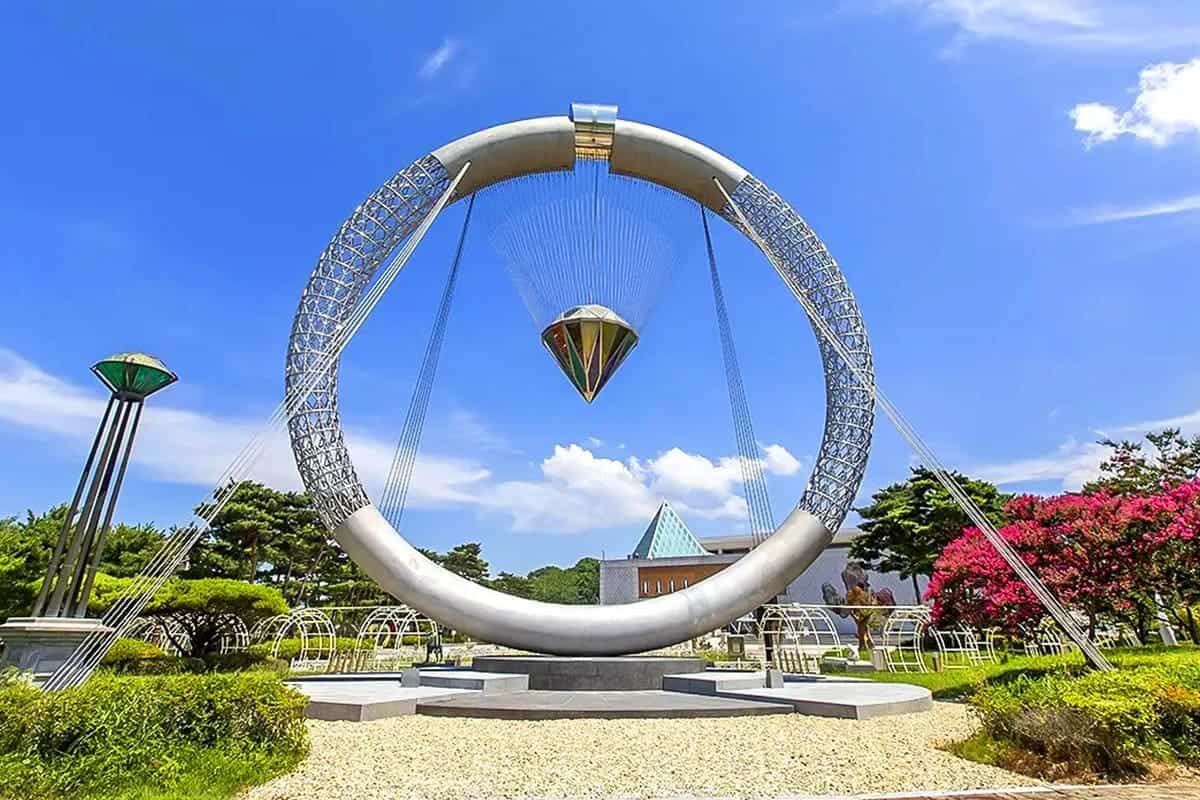익산보석박물관 야외 전시물  