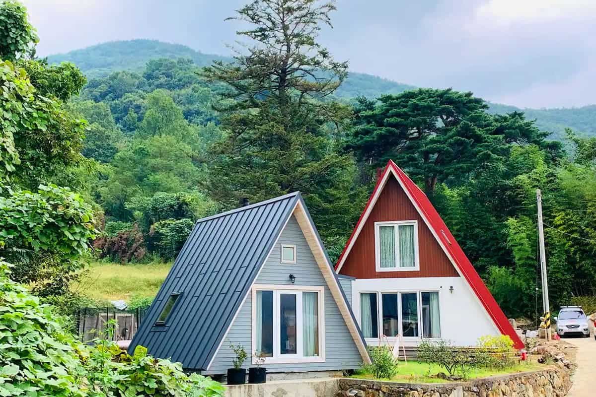 세모집 오두막 외관 세모집 오두막 외관