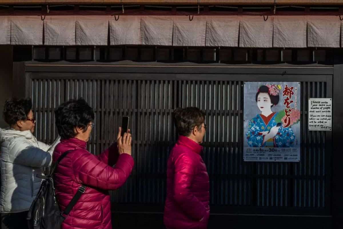 게이샤를 기다리는 관광객 게이샤를 기다리는 관광객