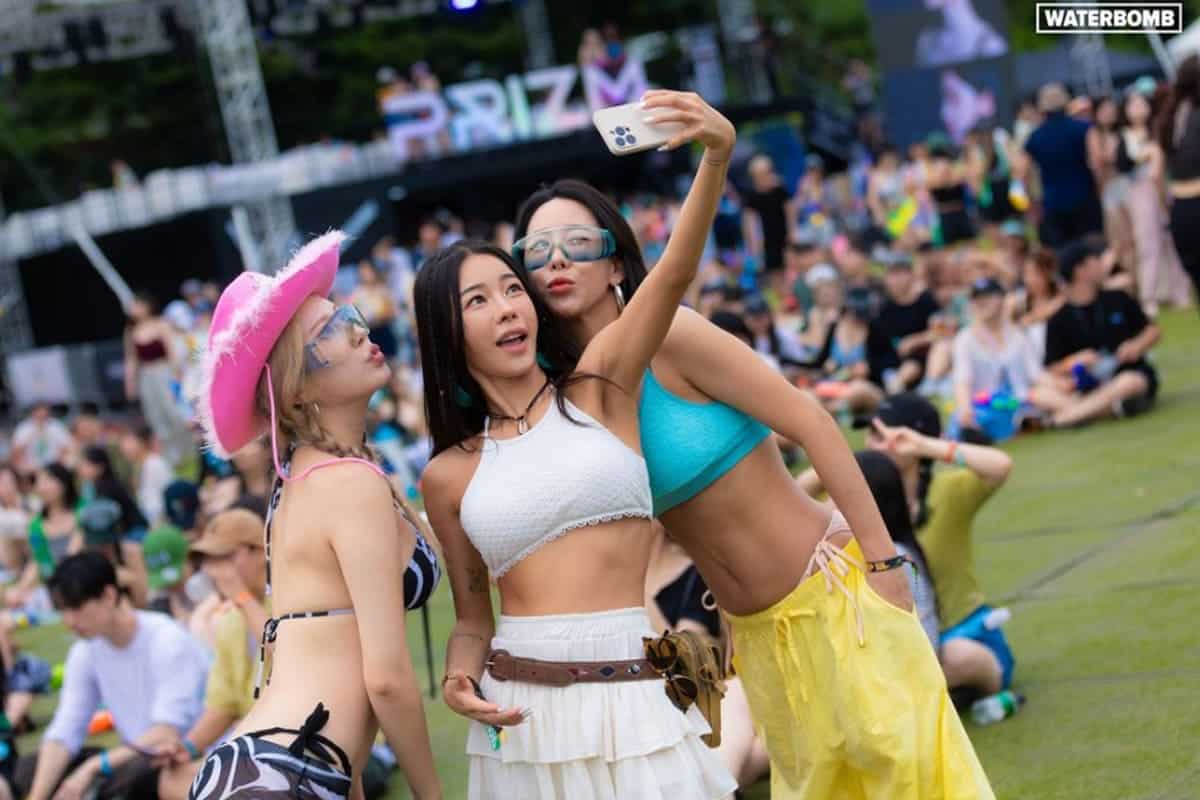 2023 워터밤을 즐기는 시민들 2023 워터밤을 즐기는 시민들