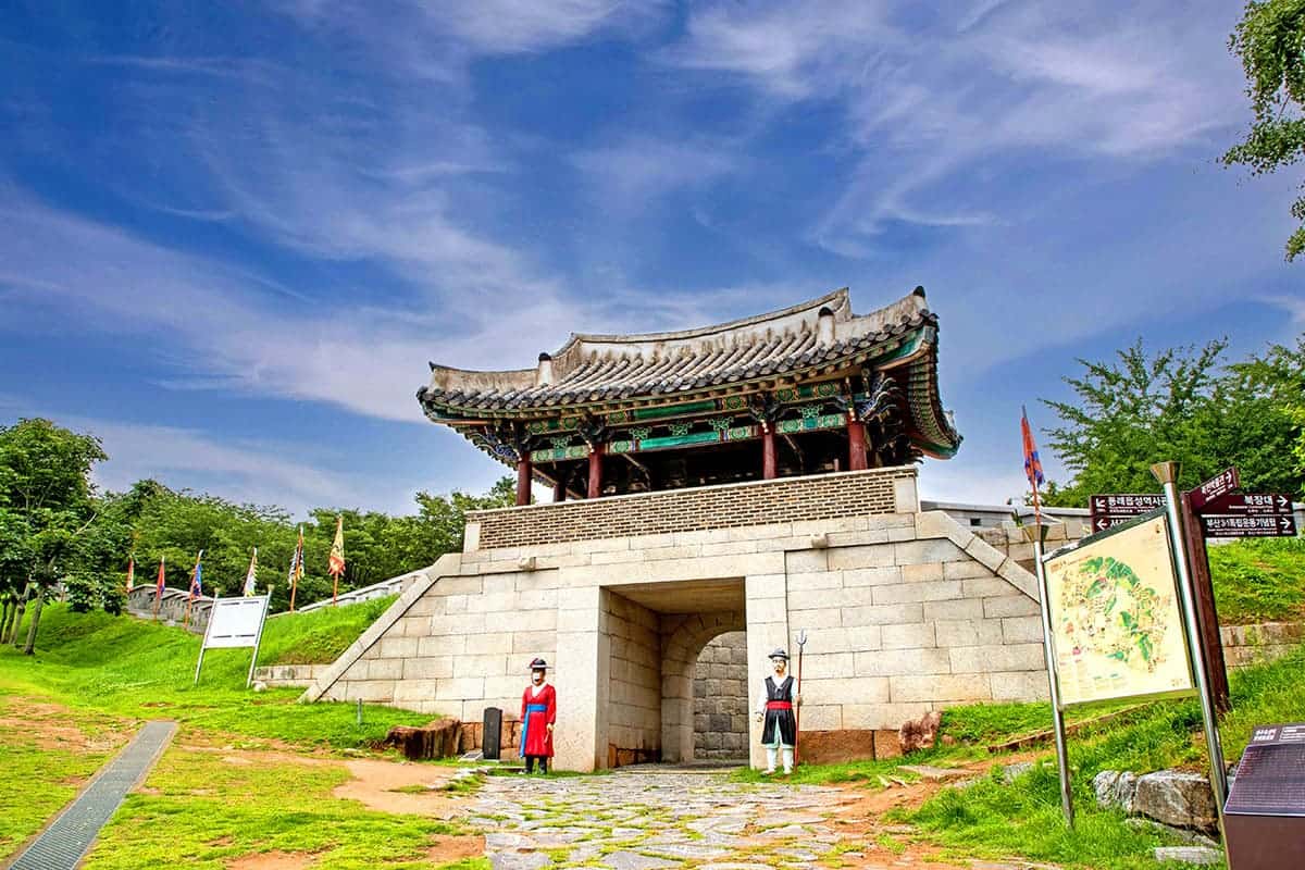 동래읍성 입구 
