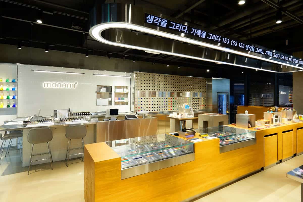 모나미스토어 성수점 내부 