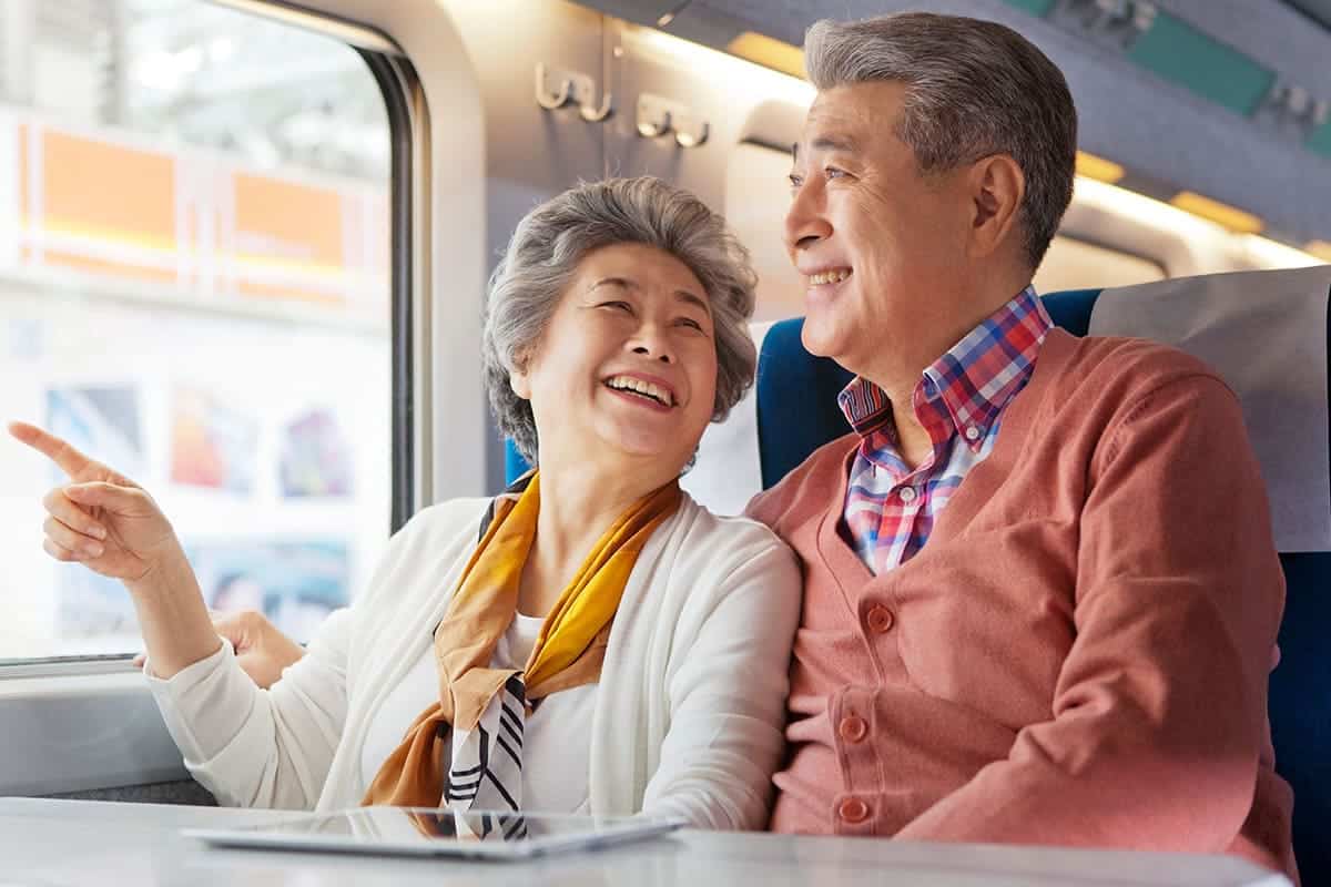 KTX 타고 바캉스 떠나는 부부 KTX 타고 바캉스 떠나는 부부