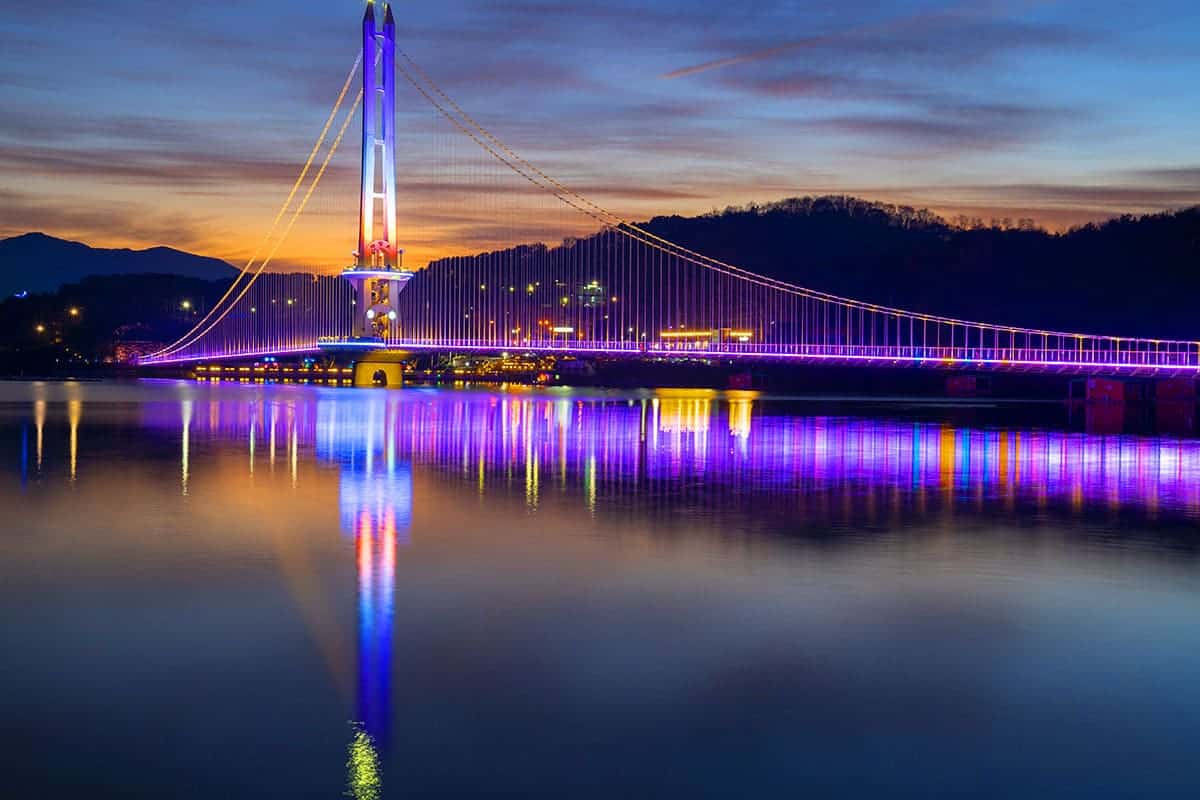 예당호 출렁다리 화려한 야경 예당호 출렁다리 화려한 야경