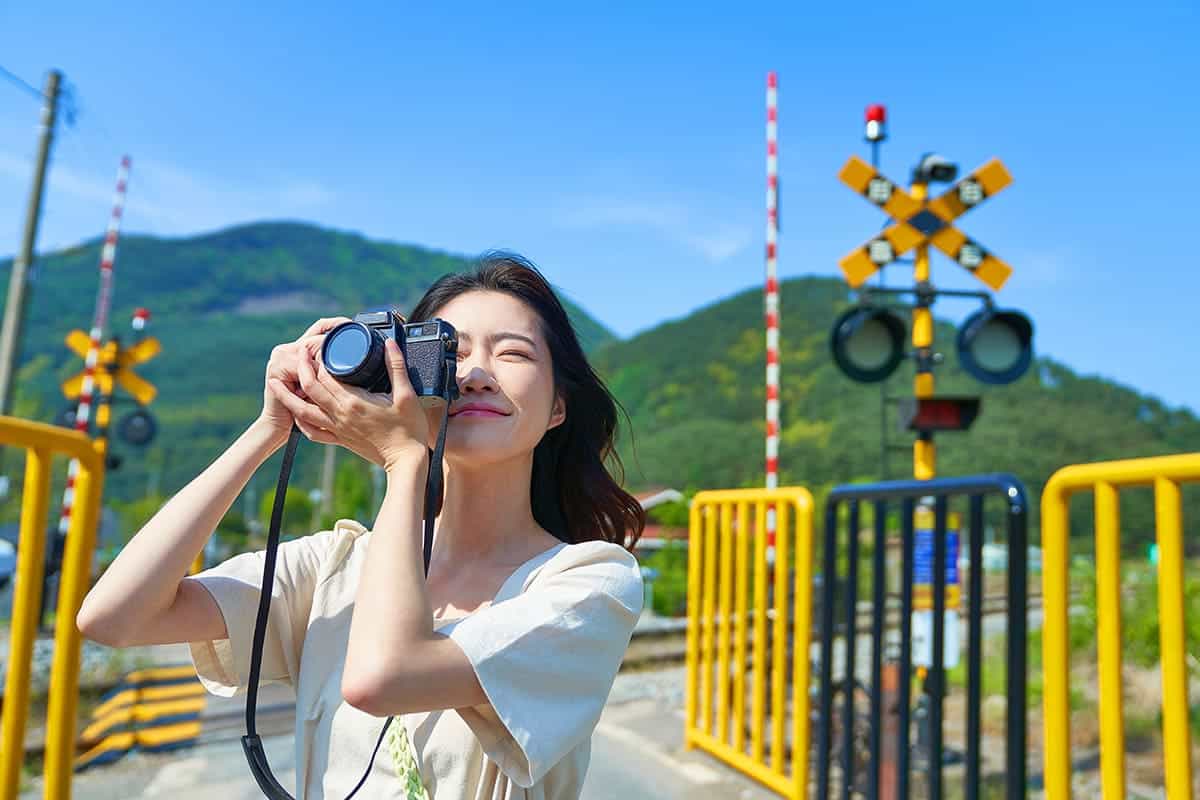 뚜벅이 여행을 즐기는 관광객 뚜벅이 여행을 즐기는 관광객