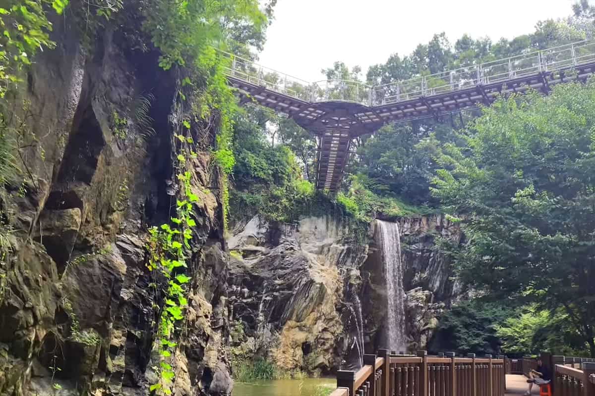 도덕산 출렁다리 전경 도덕산 출렁다리 전경