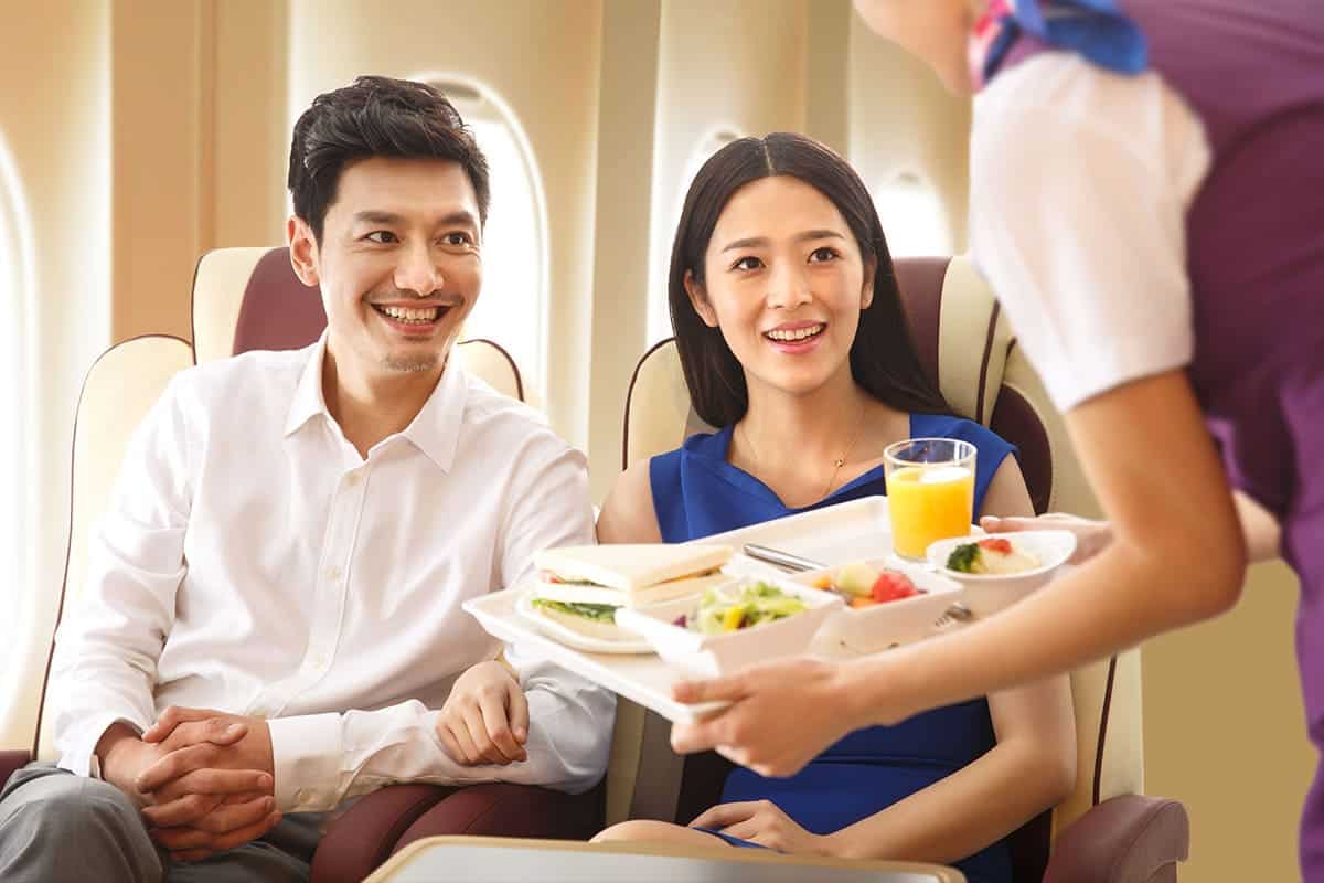 기내식을 가져다주는 승무원 기내식을 가져다주는 승무원