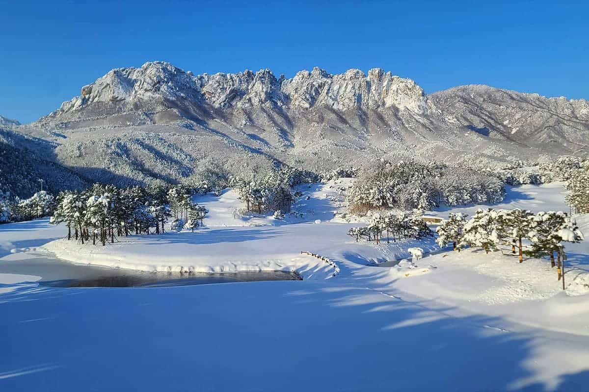 설악산 울산바위 설경 설악산 울산바위 설경