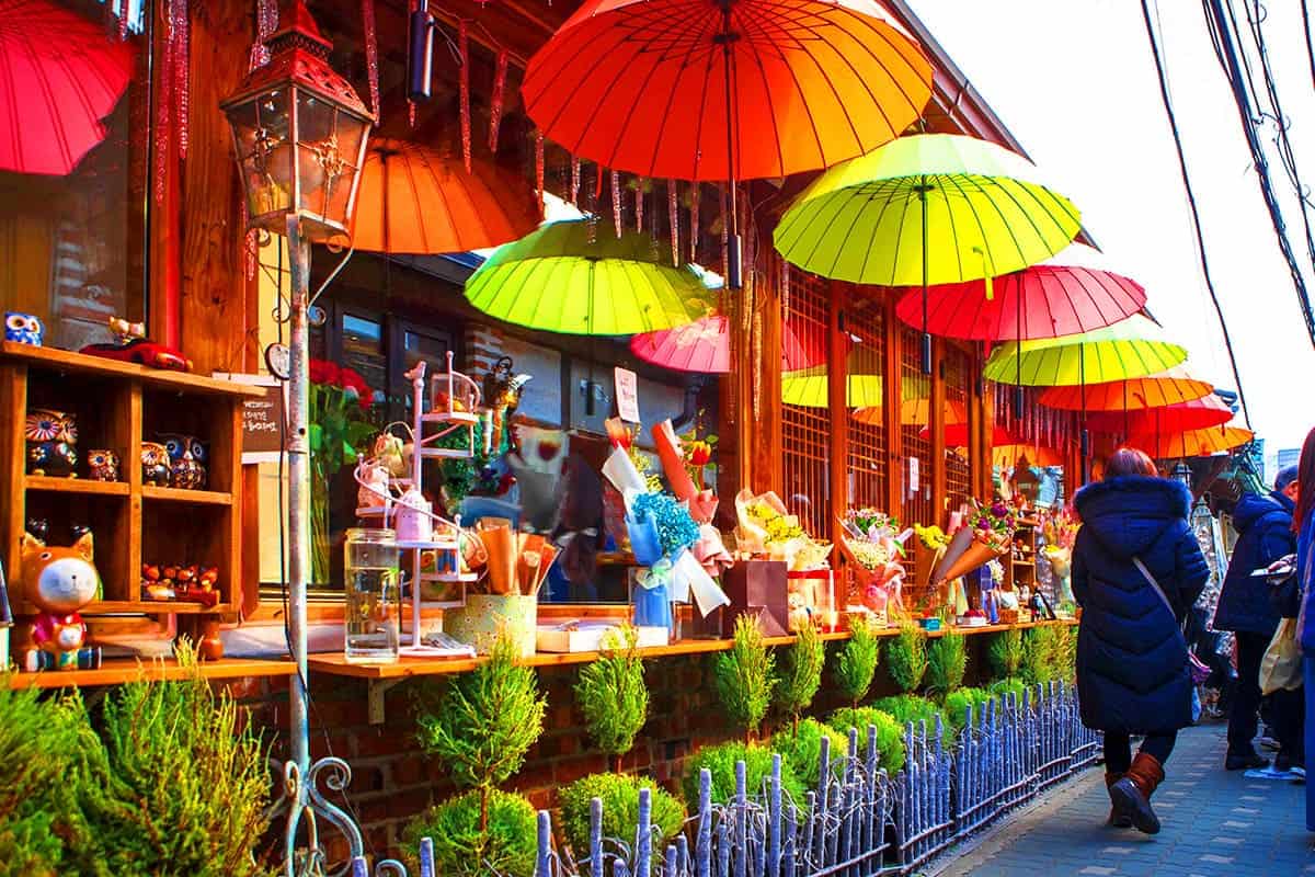 화려한 익선동 한옥거리 