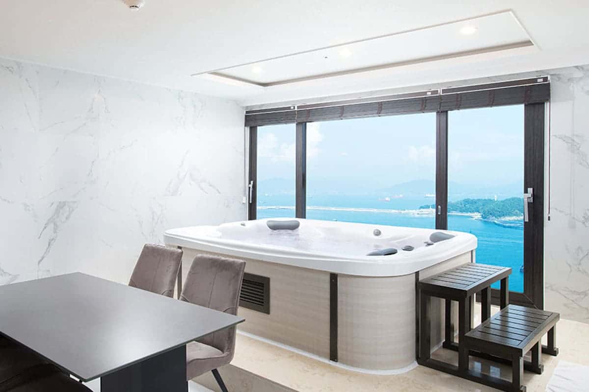 여수 유탑 마리나 호텔 & 리조트의 오션 자쿠지 더블 스위트 객실 여수 유탑 마리나 호텔 & 리조트의 오션 자쿠지 더블 스위트 객실