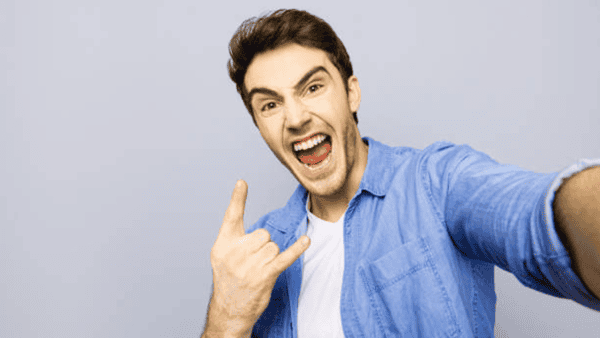 로큰롤 제스처 / 사진=온라인커뮤니티? 로큰롤 제스처 / 사진=온라인커뮤니티?
