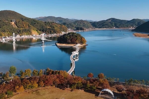 배알도 수변공원 내에 있는 배알도 해맞이다리의 모습/사진=유튜브 킴스트레블 배알도 수변공원 내에 있는 배알도 해맞이다리의 모습/사진=유튜브 킴스트레블