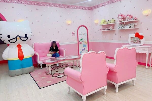 헬로키티카페 좌석 / 사진=온라인커뮤니티
