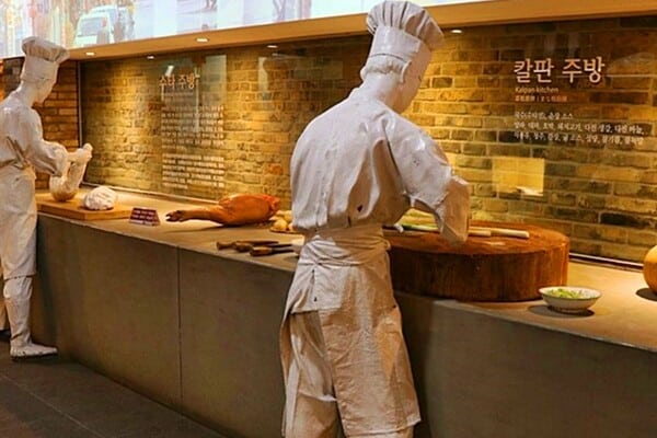 짜장면박물관 칼판 주방 / 사진=온라인커뮤니티