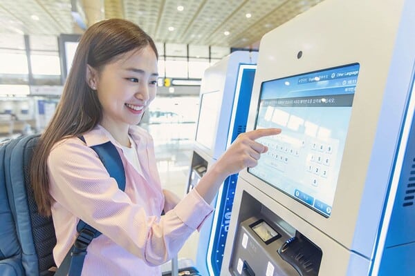 셀프 체크인하는 여행객 / 사진=게티이미지뱅크