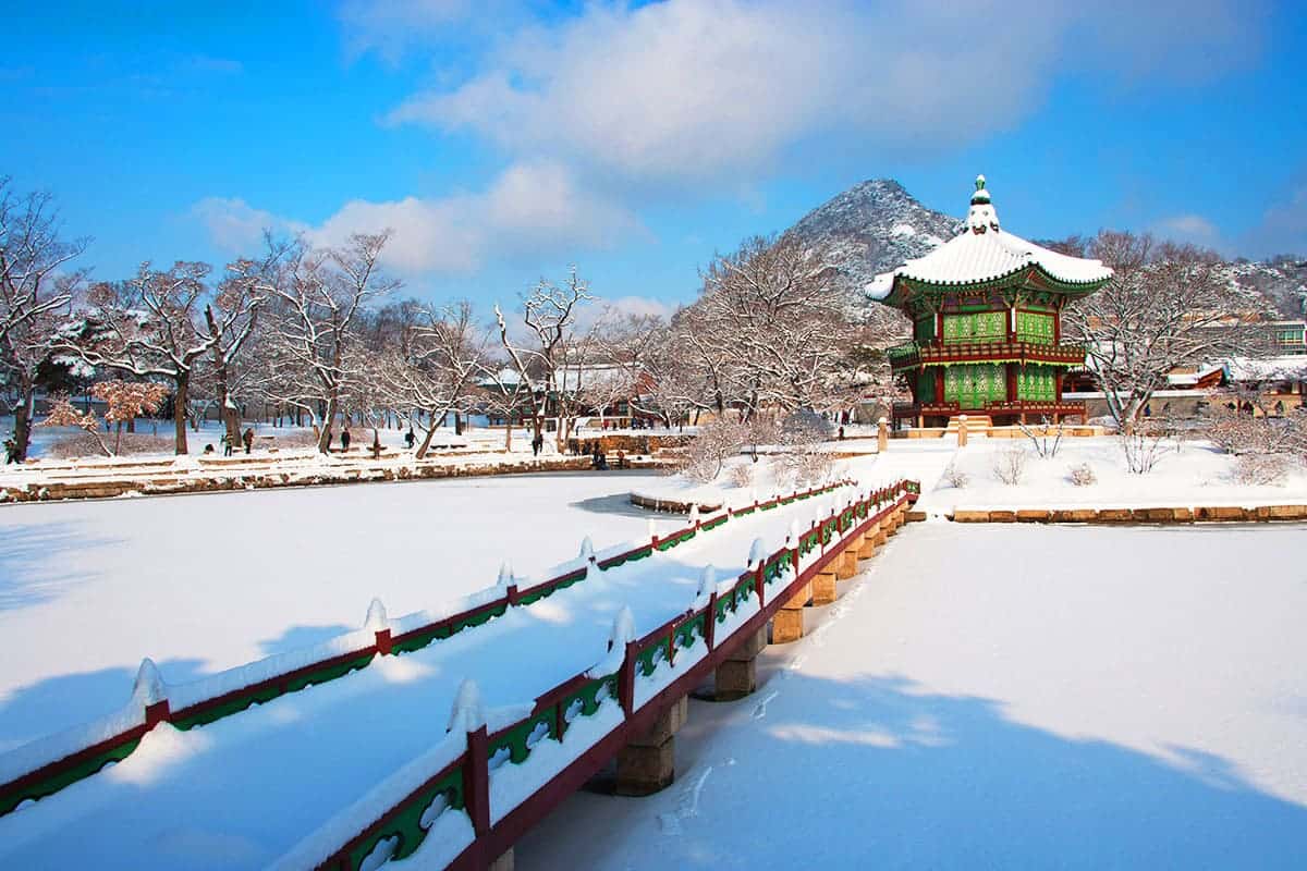 서울 경복궁 향원정 설경
