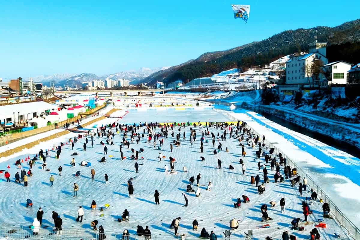 홍천강 꽁꽁축제 얼음낚시 풍경 