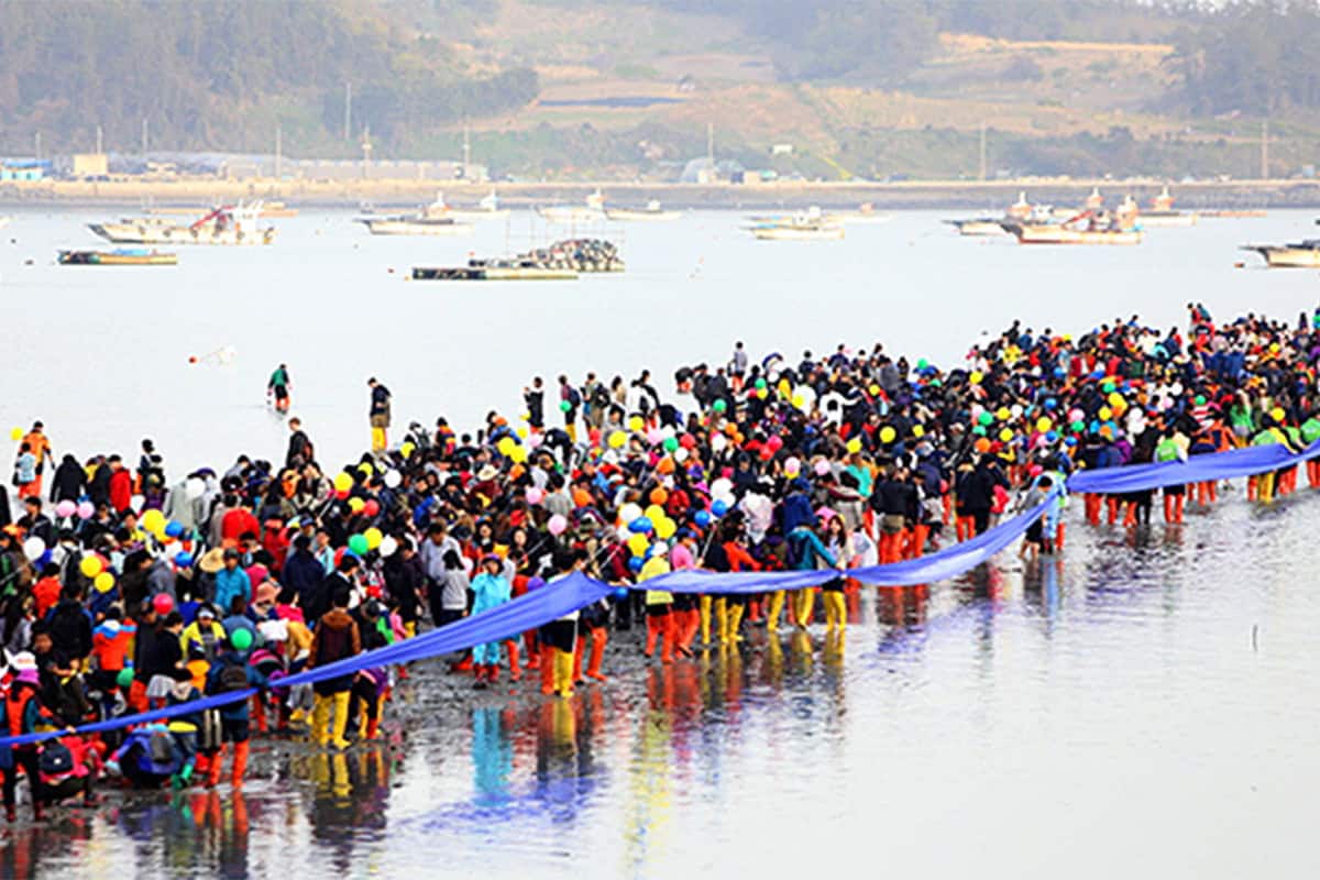 축제 즐기는 관광객 축제 즐기는 관광객