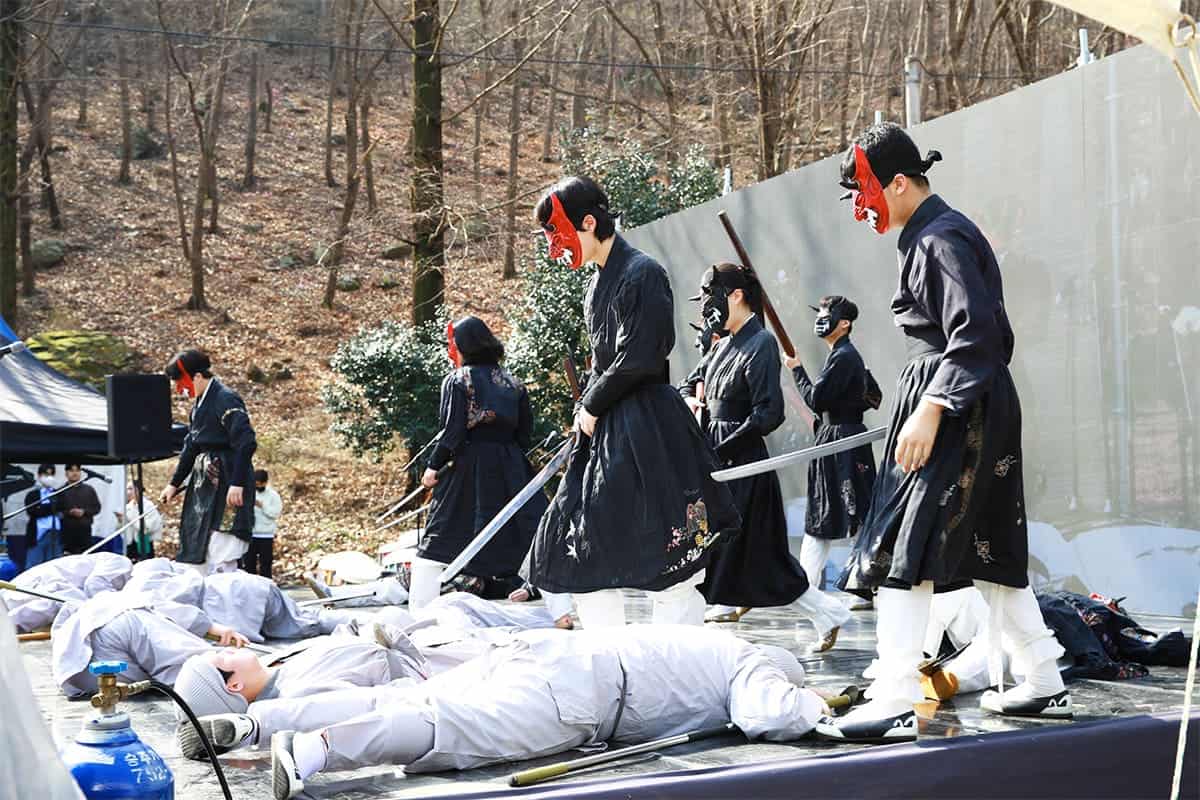 영취산 진달래 축제 퍼포먼스