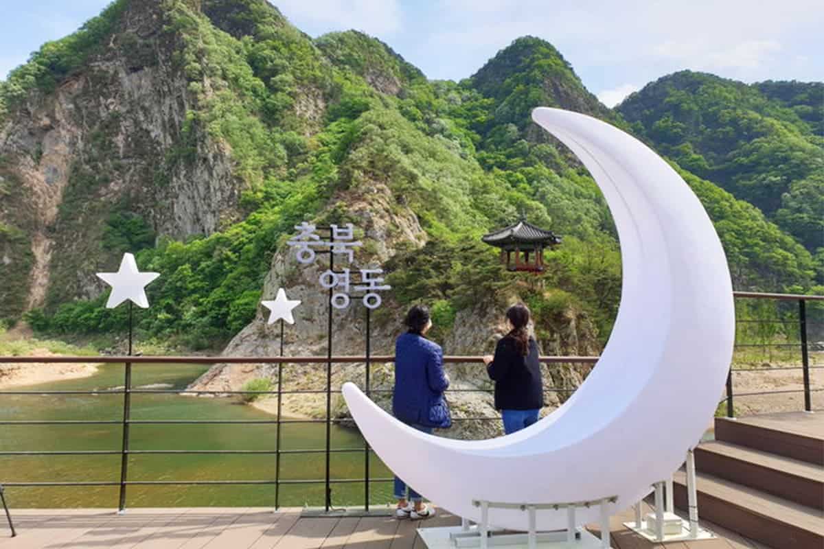 월류봉 기념촬영하는 관광객
