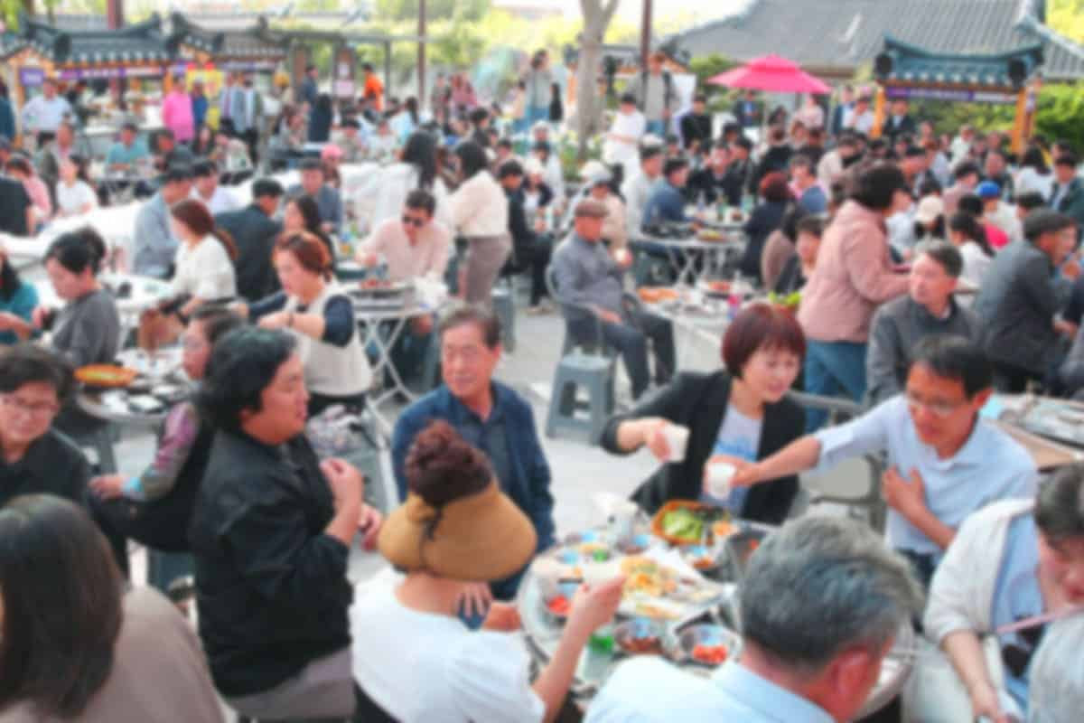 전통 시장을 즐기는 시민들