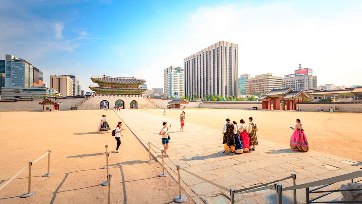 서울 경복궁을 방문한 외국인 관광객들