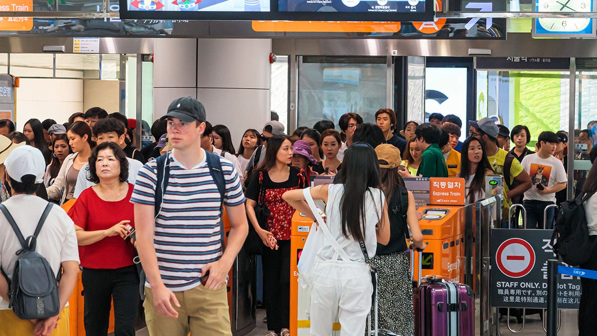 인천공항 열차 기다리는 사람들 인천공항 열차 기다리는 사람들
