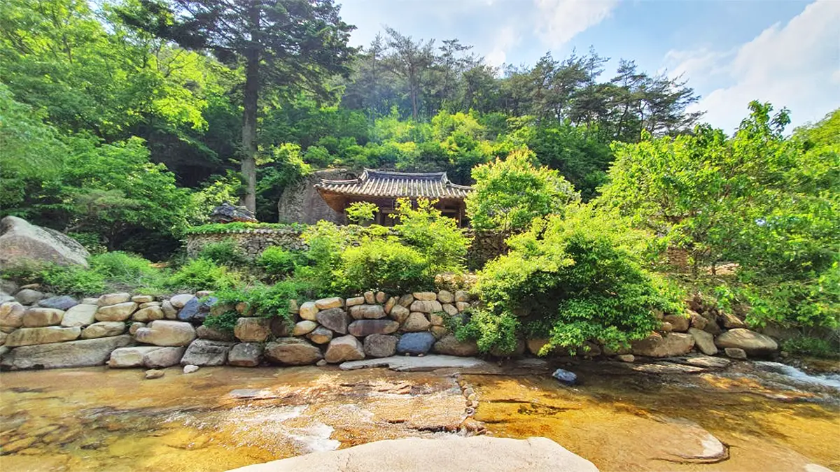 선유동계곡에서 바라본 학찬정