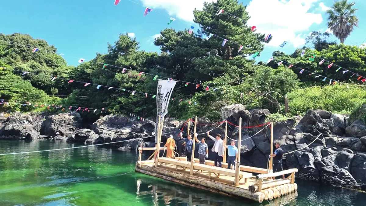 쇠소깍 테우 진수식