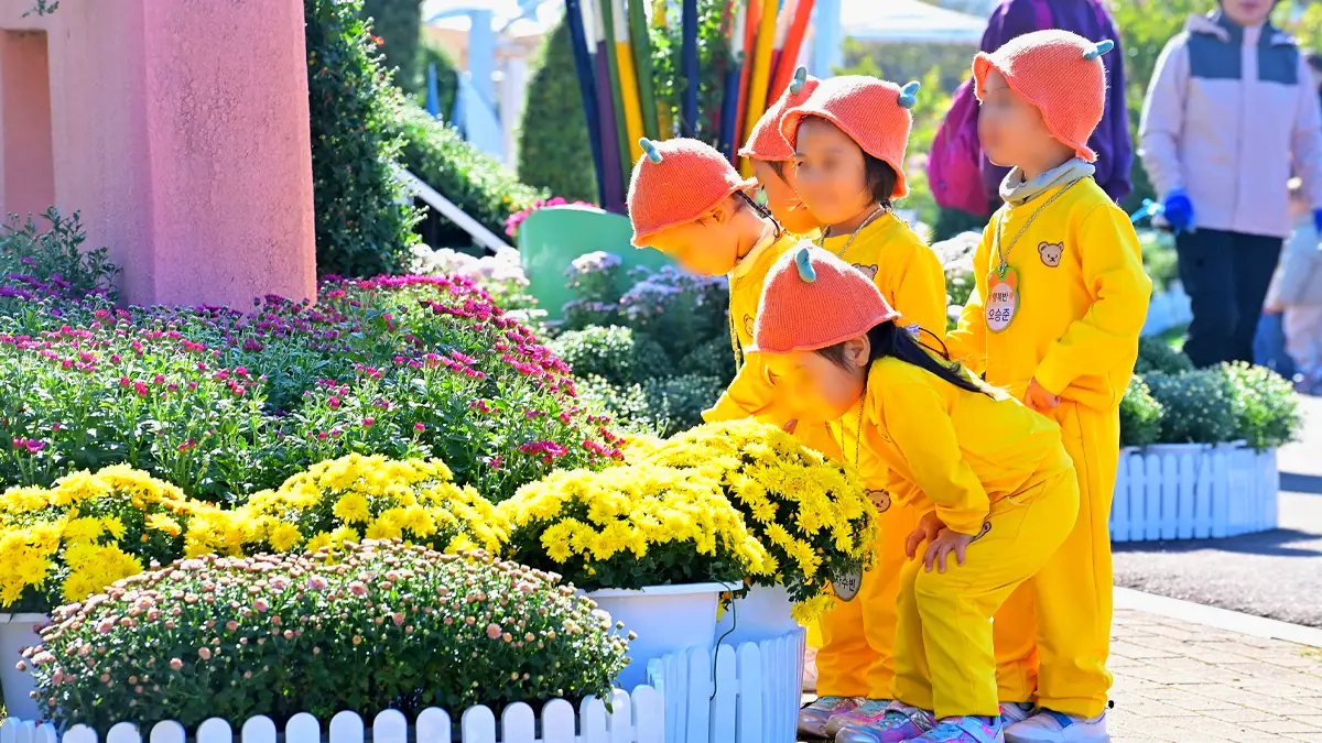 진주국화작품전시회를 찾은 어린이들 진주국화작품전시회를 찾은 어린이들