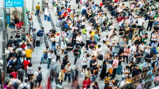 인파로 붐비는 공항
